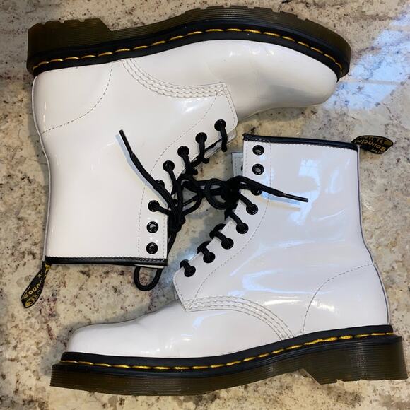 Doc Dr Martens $150 11821 White Gloss Leather Boots 8 Eyelet US Women’s 7 - Picture 4 of 15